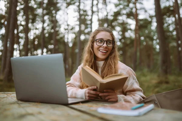 Tersenyum Wanita Muda Dengan Laptop Bekerja Atau Belajar Online Outdoor — Stok Foto