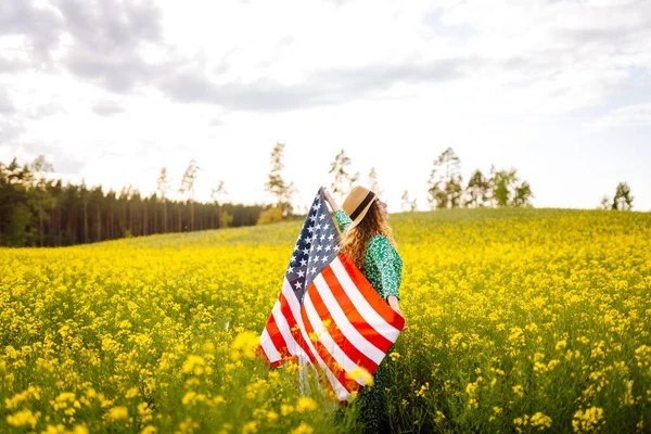 Young Woman American Flag Blooming Meadow 4Th July Independence Day — Stock Photo, Image