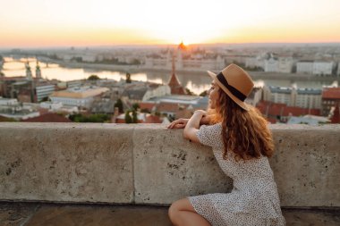 Mutlu bayan turist şehirde dolaşıyor. Avrupa gezisi. Yaşam tarzı, seyahat, turizm, doğa, aktif yaşam.