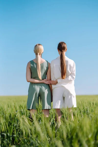 Duas Mulheres Bonitas Posando Campo Verde Paisagem Verão Moda Conceito — Fotografia de Stock