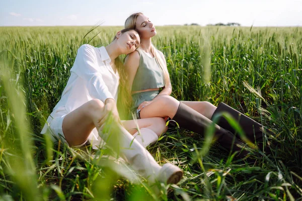 Dwie Piękne Kobiety Pozujące Zielonym Polu Letni Krajobraz Moda Koncepcja — Zdjęcie stockowe