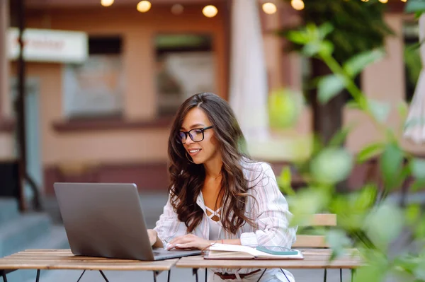Jovem Mulher Sentada Café Com Laptop Conceito Para Educação Negócios — Fotografia de Stock