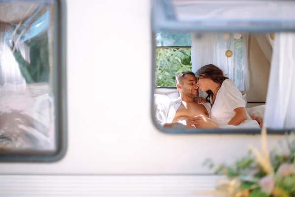 Bruidspaar Rust Uit Een Trailer Romantisch Moment Samen Trouwen Liefde — Stockfoto