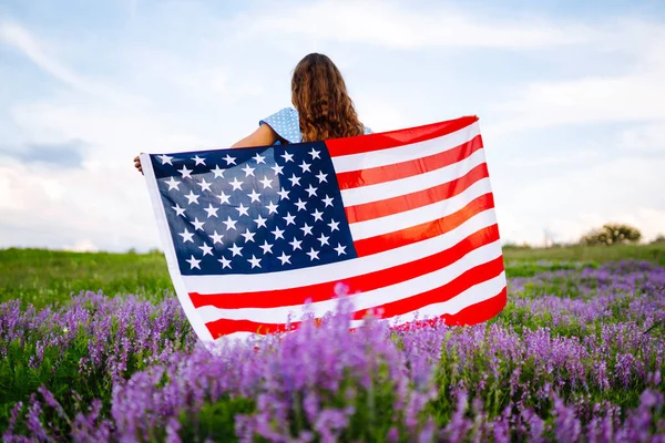 Ung Kvinna Viftar Med Amerikansk Flagga Blommande Äng Fjärde Juli — Stockfoto