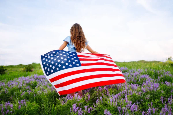 Ung Kvinna Viftar Med Amerikansk Flagga Blommande Äng Fjärde Juli — Stockfoto