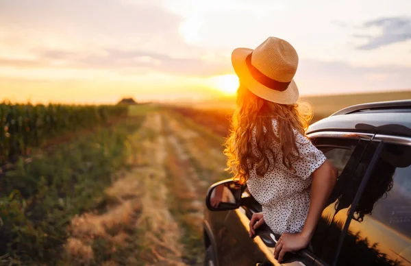 Rumo Aventura Mulher Feliz Está Gostando Viagem Carro Estilo Vida — Fotografia de Stock