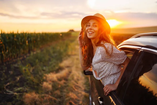 Maceraya Doğru Mutlu Kadın Araba Yolculuğunun Tadını Çıkarıyor Yaşam Tarzı — Stok fotoğraf