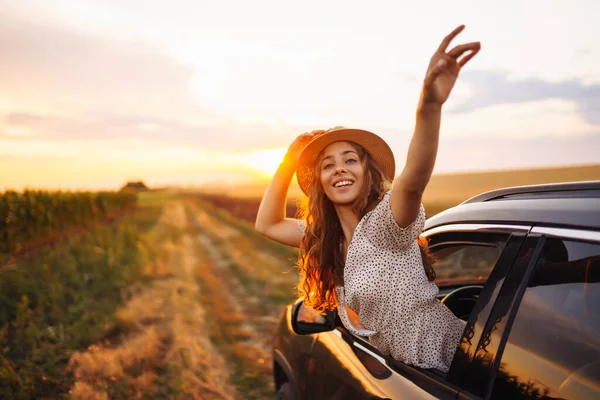 Maceraya Doğru Mutlu Kadın Araba Yolculuğunun Tadını Çıkarıyor Yaşam Tarzı — Stok fotoğraf