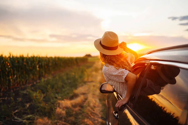 Rumo Aventura Mulher Feliz Está Gostando Viagem Carro Estilo Vida — Fotografia de Stock