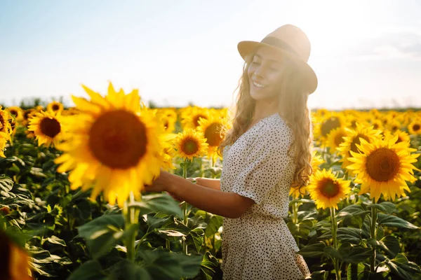Wanita Cantik Berpose Bidang Bunga Matahari Dalam Gaun Dan Topi — Stok Foto