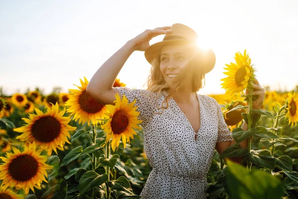 Vacker Kvinna Poserar Ett Fält Solrosor Klänning Och Hatt Mode — Stockfoto