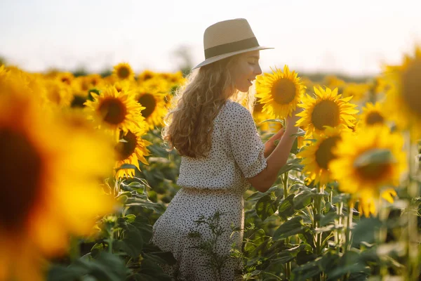 Wanita Cantik Berpose Bidang Bunga Matahari Dalam Gaun Dan Topi — Stok Foto