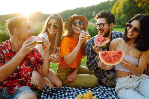 Aantrekkelijke Vrolijke Mensen Verzamelen Vergadering Eten Watermeloen Omarmen Vrije Tijd — Stockfoto