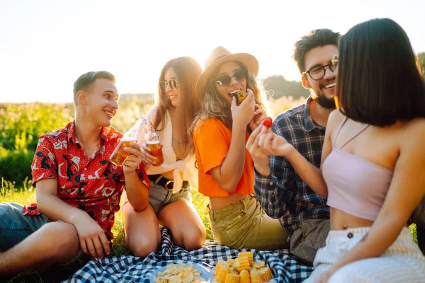 Groep Jongeren Hebben Plezier Drinken Bier Tuin Voor Een Picknick — Stockfoto