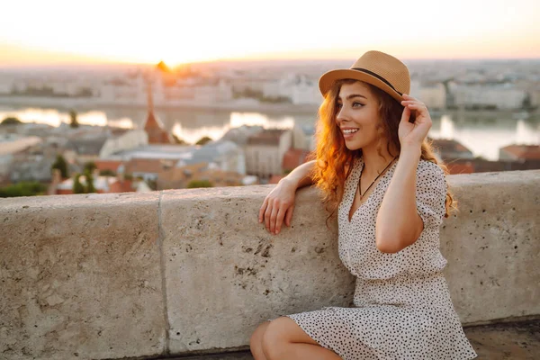 Щасливі Жіночі Туристичні Прогулянки Навколо Міста Євро Поїздка Стиль Життя — стокове фото