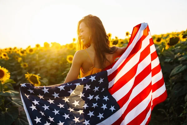 Piękna Kobieta Trzymająca Amerykańską Flagę Polu Słonecznika Zachodzie Słońca Patriotyczne — Zdjęcie stockowe