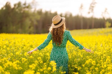 Çiçek açan alanda güzel bir kadın. Doğa, tatil, rahatlama ve yaşam tarzı. Yaz manzarası.