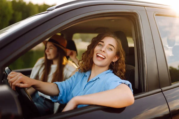 Two Young Women Car Trip Having Fun Lifestyle Travel Tourism — Stock Photo, Image