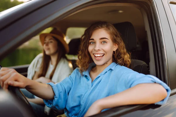 Duas Jovens Mulheres Viagem Carro Divertindo Estilo Vida Viagens Turismo — Fotografia de Stock