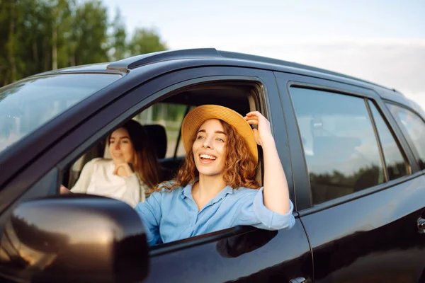 Дві Молоді Жінки Поїздці Машині Розважаються Стиль Життя Подорожі Туризм — стокове фото