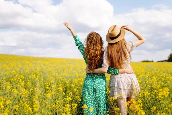 Dwie Piękne Kobiety Kwitnącym Polu Natura Wakacje Relaks Styl Życia — Zdjęcie stockowe