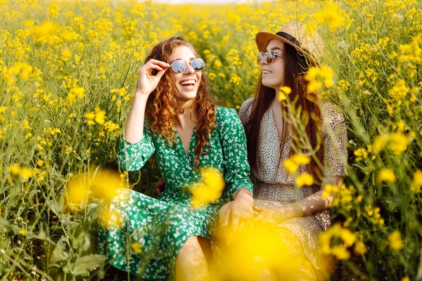 Deux Belles Femmes Dans Champ Fleuri Nature Vacances Détente Lifestyle — Photo
