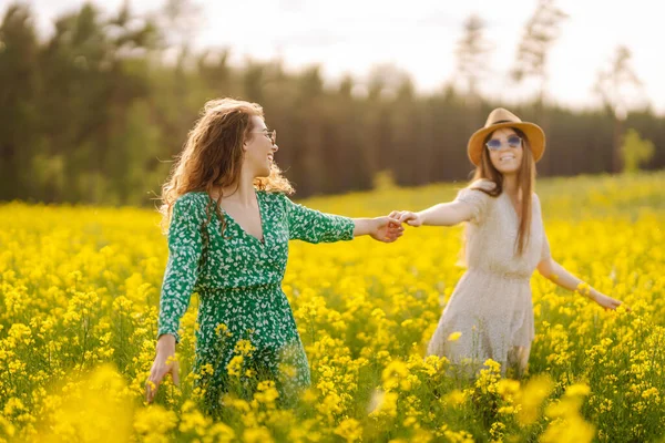 Dwie Piękne Kobiety Kwitnącym Polu Natura Wakacje Relaks Styl Życia — Zdjęcie stockowe