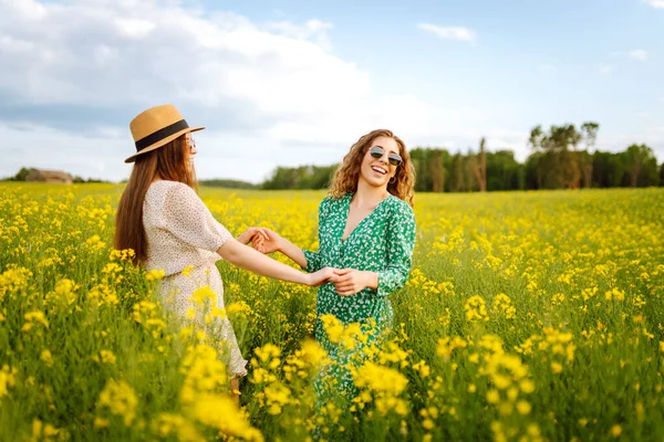 两个美丽的女人在盛开的田野里自然 放松和生活方式 夏季风景 — 图库照片