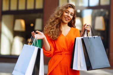 Alışveriş yapan bir kadın. Alışveriş torbalarıyla gezen moda kadın.. 