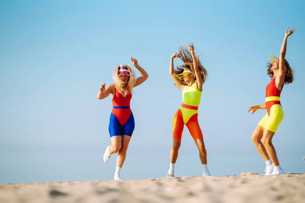 Šťastná Žena Barevných Plavkách Tančí Ráno Pláži Sportu Fitness Aerobiku — Stock fotografie