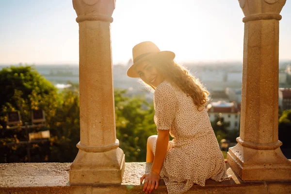 Νεαρή Γυναίκα Απολαμβάνει Θέα Της Πόλης Ηλιοβασίλεμα Τρόπος Ζωής Ταξίδια — Φωτογραφία Αρχείου