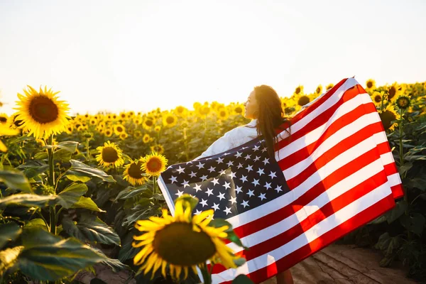 Липня Дивовижна Жінка Американським Прапором Сонячному Полі День Свободи День — стокове фото