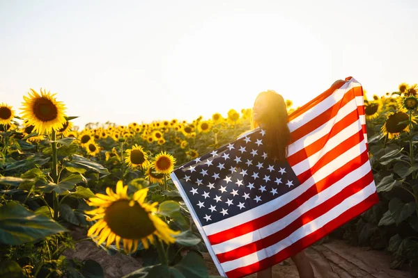 Fjärde Juli Fantastisk Kvinna Med Den Amerikanska Flaggan Ett Solrosfält — Stockfoto