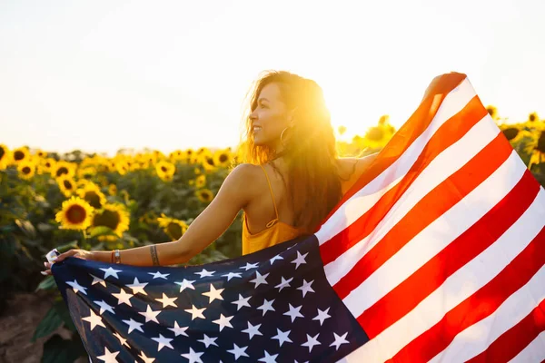 Fjärde Juli Fantastisk Kvinna Med Den Amerikanska Flaggan Ett Solrosfält — Stockfoto