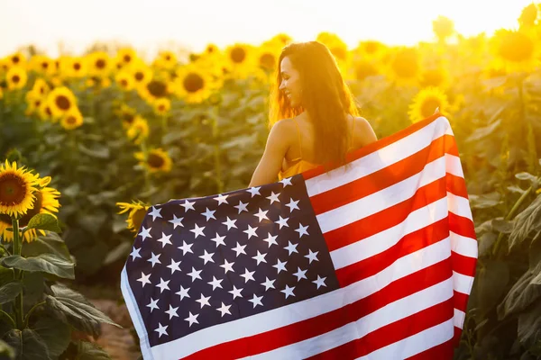 Июля Удивительная Женщина Американским Флагом Подсолнечном Поле День Свободы День — стоковое фото