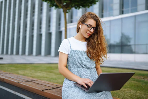 Mujer Joven Sentada Parque Usando Laptop Tecleando Concepto Educación Línea —  Fotos de Stock