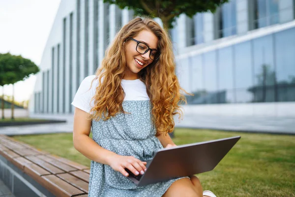 Mujer Joven Sentada Parque Usando Laptop Tecleando Concepto Educación Línea —  Fotos de Stock