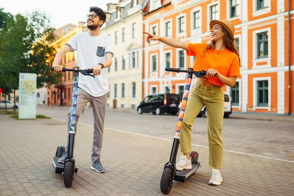 Jong Stel Met Plezier Elektrische Scooter Rijden Door Stad Actief — Stockfoto