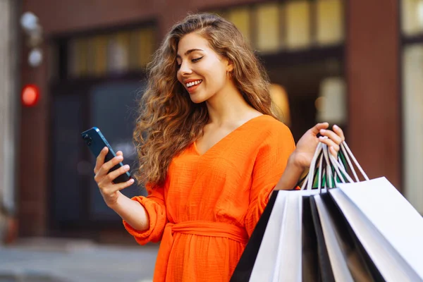 買い物中の女性 買い物の後に街を歩くショッピングバッグを持つファッション女性 — ストック写真