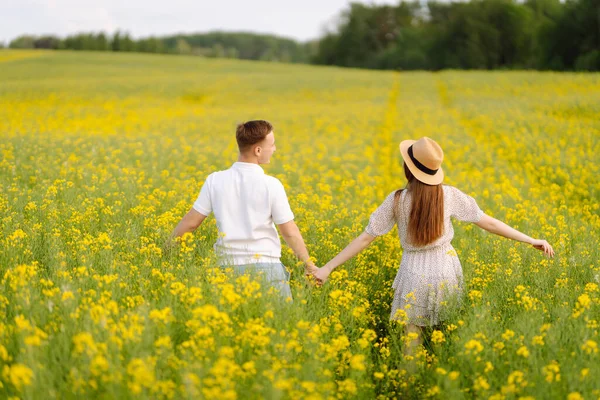 Junges Paar Blühenden Feld Natur Urlaub Liebe Entspannung Und Lebensstil — Stockfoto