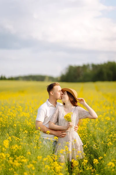 Jeune Couple Dans Champ Fleurs Nature Vacances Amour Détente Style — Photo