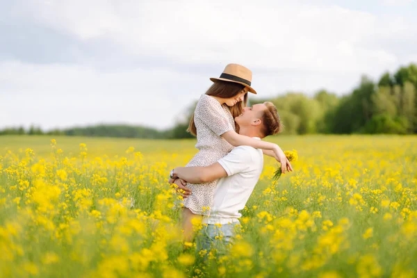 Jeune Couple Dans Champ Fleurs Nature Vacances Amour Détente Style — Photo