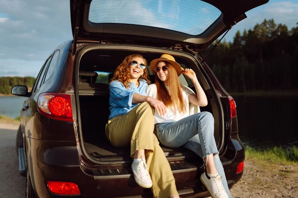 Két Fiatal Szelfit Csinál Autóban Egy Utazás Alatt Életmód Utazás — Stock Fotó