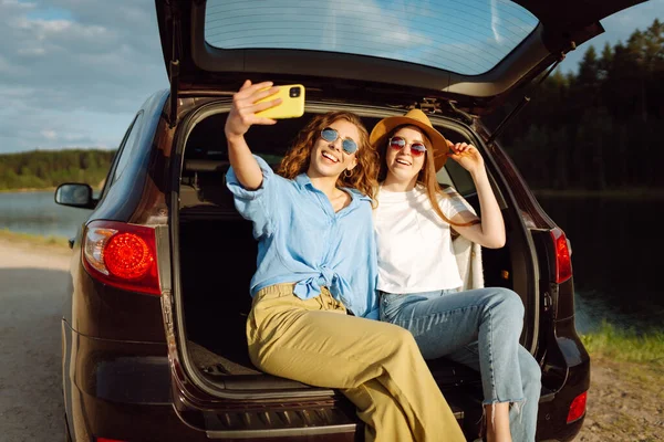 Dos Mujeres Jóvenes Toman Una Selfie Coche Durante Viaje Por — Foto de Stock