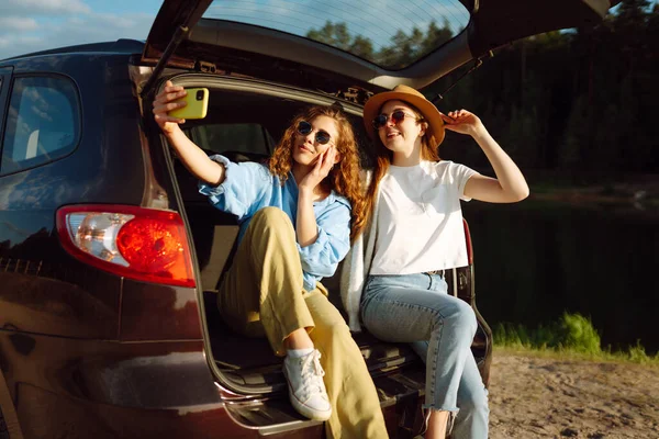 Dos Mujeres Jóvenes Toman Una Selfie Coche Durante Viaje Por — Foto de Stock