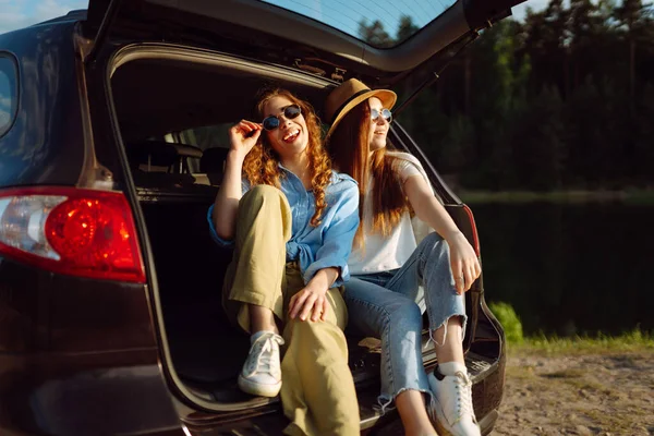 Két Fiatal Szelfit Csinál Autóban Egy Utazás Alatt Életmód Utazás — Stock Fotó