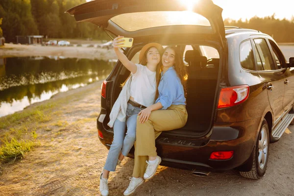 Дві Молоді Жінки Приймають Селфі Машині Під Час Поїздки Стиль — стокове фото