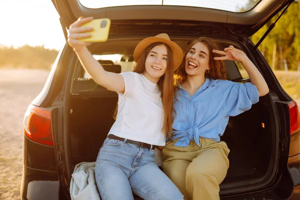 Due Giovani Donne Fanno Selfie Macchina Durante Viaggio Stile Vita — Foto Stock