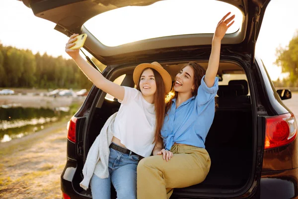 Дві Молоді Жінки Приймають Селфі Машині Під Час Поїздки Стиль — стокове фото