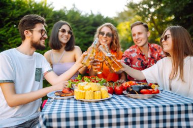 Bir grup arkadaş, sıcak bir yaz günü şehrin dışındaki piknik partisinde bira içerken, laklak yaparken, sohbet ederken eğleniyorlar. Hafta sonu için neşeli dostça bir aktivite. 